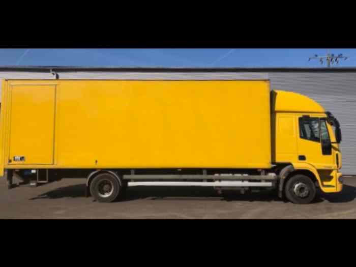 Camion fourgon IVECO EUROCARGO 12 tonnes EURO 5 avec haillon très bon état 140.000 km !!! 3