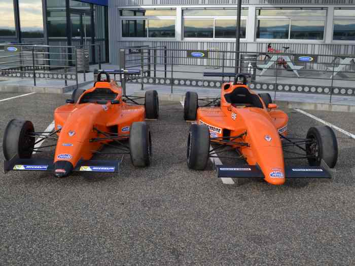 Lot de 2 Renault Tatuus Monza avec pièces 2