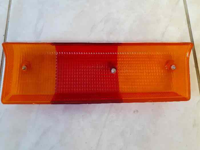 CABOCHON FEU ARRIERE DROIT RENAULT 17 2