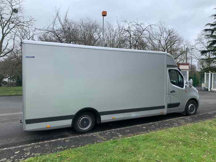 Camion plateau porte voiture fermé - Permis B 1