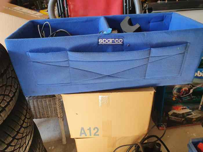Vends bac à casques sparco