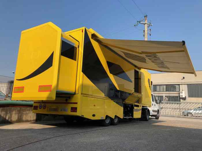Mini camion complet avec SEMI-REMORQUE HOSPITALITY ET TRACTEUR 45.000 € + TVA 1