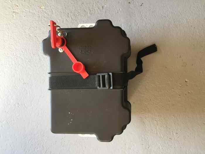 Bac à batterie avec coupe-circuit intégré 1