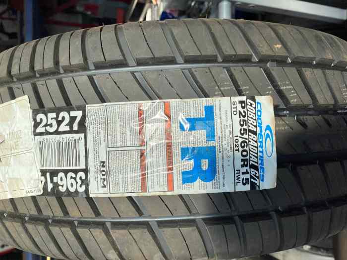 4 Pneus neufs Cooper Cobra Radial G/T (2x 255/60R15 et 2x 235/60R15) 1