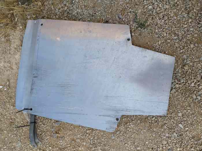 Protège carter Sierra Cosworth 4 portes qui est à l