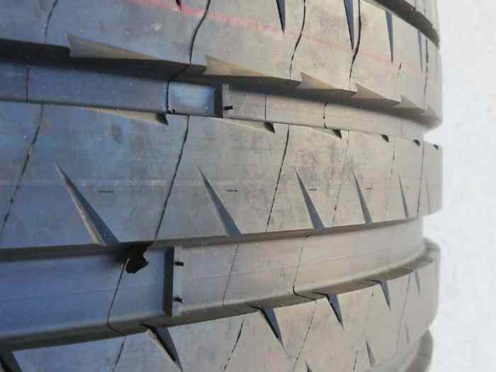 VENDUES 4 Roues RCZ Solstice Mat Black neuves montées Michelin Pilot 235/40/19 3