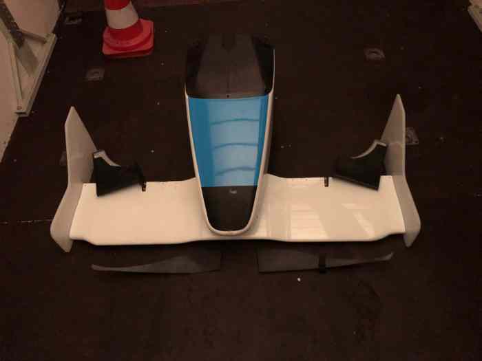 crash box complet + divers pièces carrosserie dallara F305/7 pièces