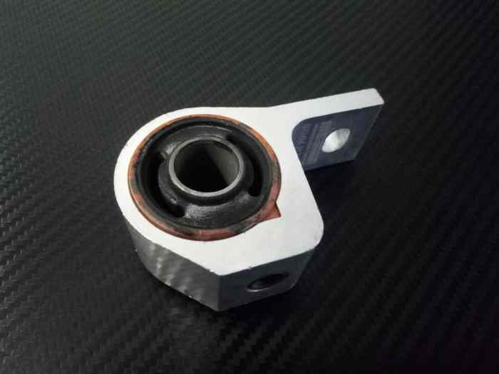 Silentbloc renforcé arrière de triangle Peugeot 306 / Citroen Xsara ZX neuf 0