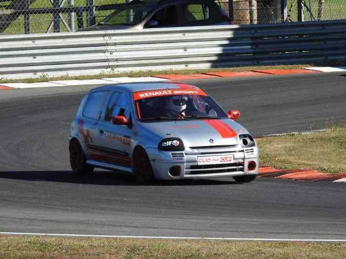 Renault Clio 2 RS phase 1 pistarde trackday circuit 2