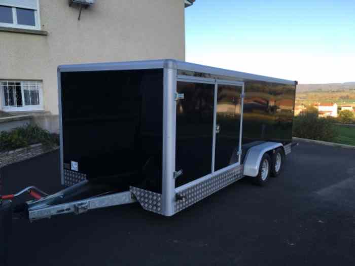 Remorque porte voiture fermée 0