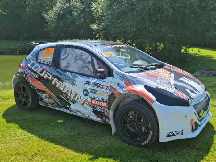 /VENDU/ Peugeot 208 F2000 0