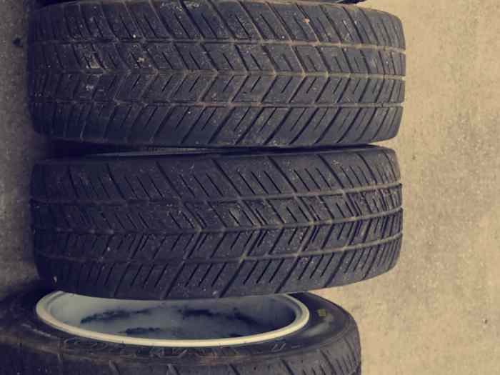 Pneus kumho tm02 tw02. Presque neuf urgent 3