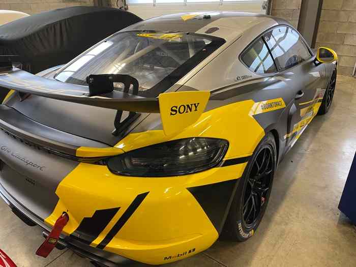 Porsche Cayman GT4 MR 718 3