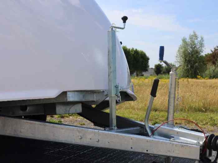 Nouvelle model remorque porte-voiture fermée AST2/Mema racetrailers 3