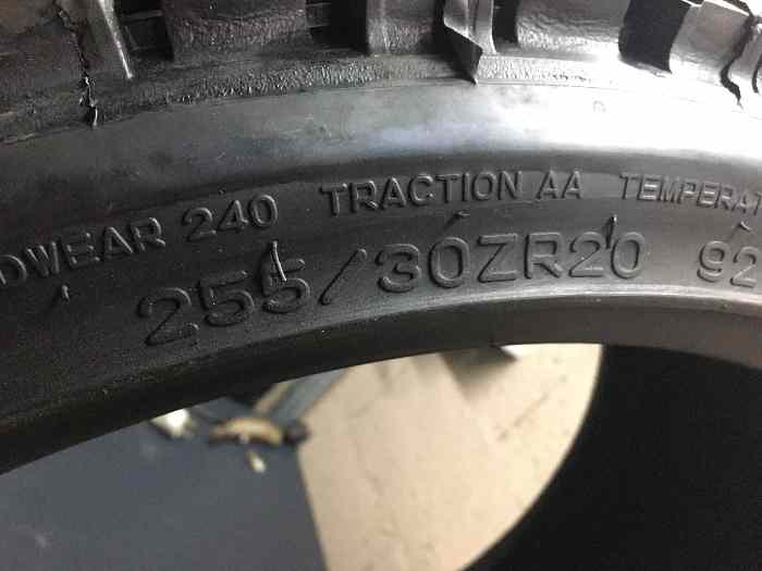 x4 pneus clouté 255/30-20 neuf 2