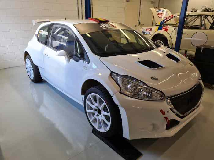Peugeot 208 T16 R5 EVO + beaucoup des pièces 2