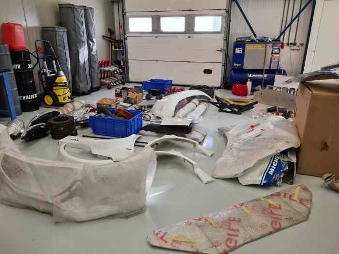 Peugeot 208 T16 R5 EVO + beaucoup des pièces 5