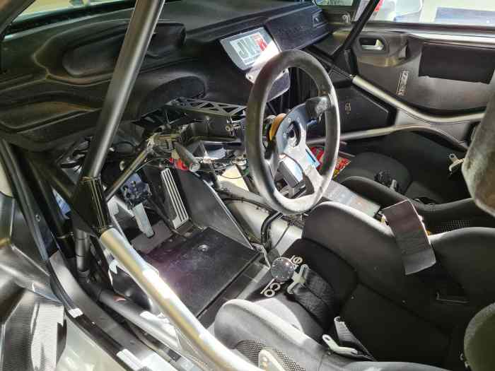 Peugeot 208 T16 R5 EVO + beaucoup des pièces 3