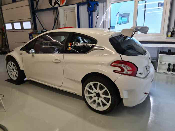 Peugeot 208 T16 R5 EVO + beaucoup des pièces 4
