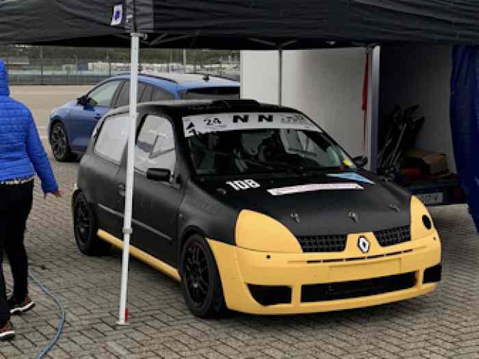Renault Clio 2 CUP Racecar 1