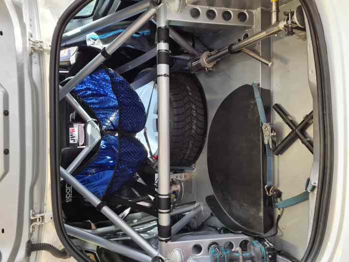Peugeot 208 T16 R5 EVO + beaucoup des pièces 2