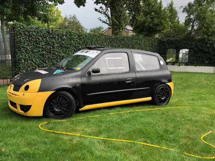 Renault Clio 2 Cup Racecar 1