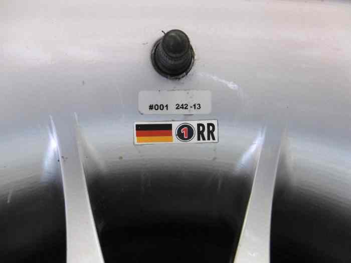 Table basse design pneu Pirelli jante OZ F1 originale Sebastian Vettel Red Bull RB9 de 2013 5