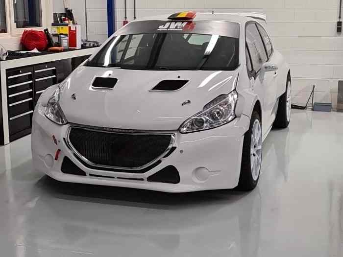 Peugeot 208 T16 R5 EVO + beaucoup des pièces 1