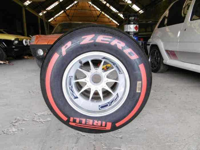Table basse design pneu Pirelli jante OZ F1 originale Sebastian Vettel Red Bull RB9 de 2013 3