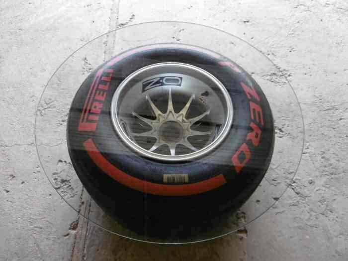Table basse design pneu Pirelli jante OZ F1 originale Sebastian Vettel Red Bull RB9 de 2013 2