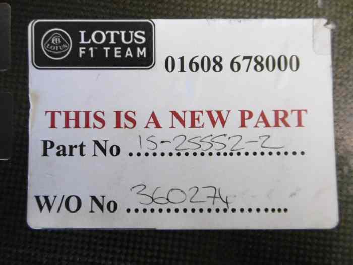 Pièce de capot moteur en fibre de carbone de la Lotus Renault F1 E21 de Kimi Raikkonen de 2013 originale avec autographe 4