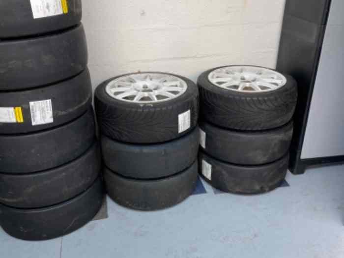 16 Pneus slicks dunlop neufs 17 pouces 1