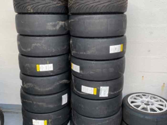 16 Pneus slicks dunlop neufs 17 pouces 0