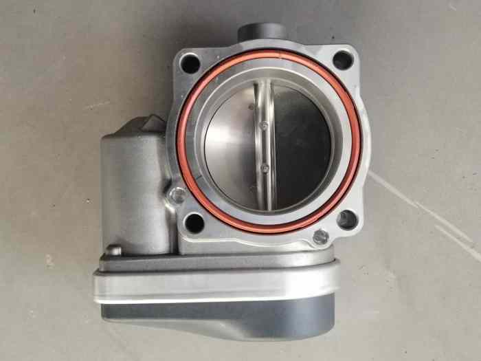 Boîtier papillon clio 3 RS neuf 1