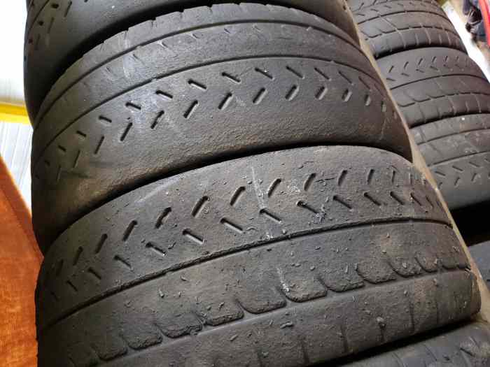 Débarrasse lot de 20 pneus michelin 20/65-18 2