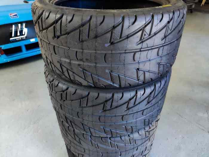4 pneus Michelin pluie et piste séchante 0
