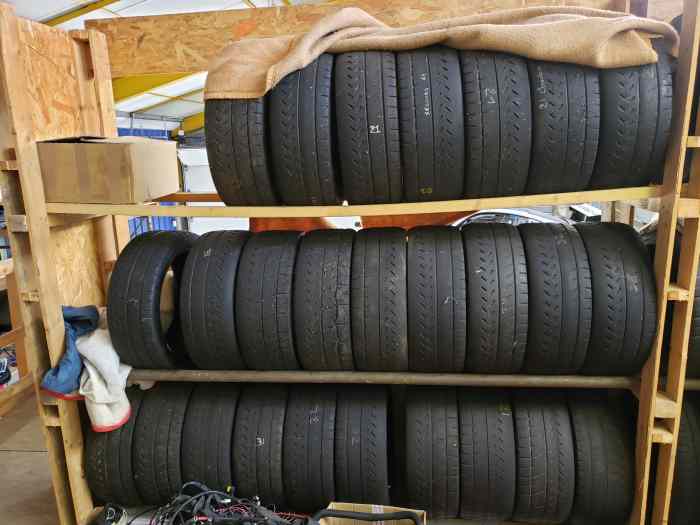 Débarrasse lot de 20 pneus michelin 20...