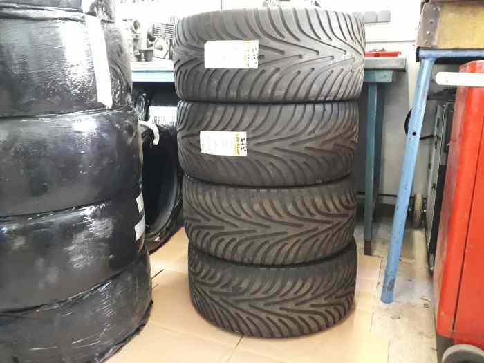 Pneus slick pluie Dunlop 245/650 R18 0