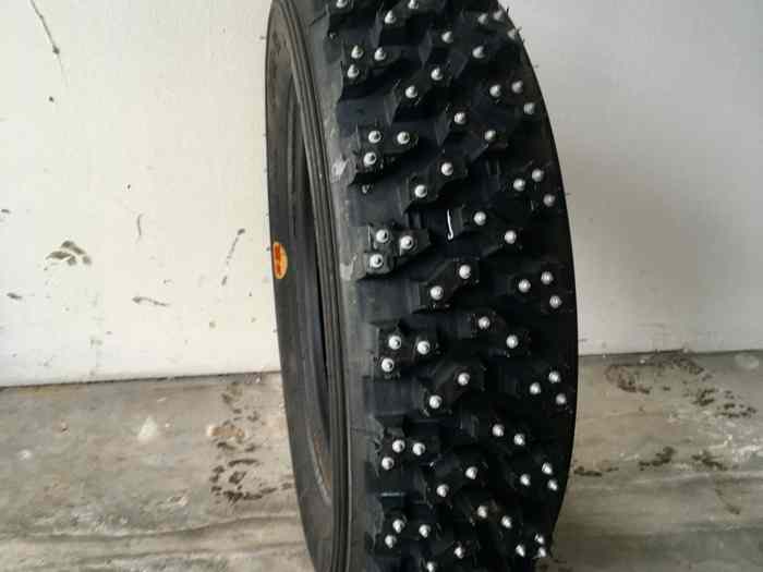 10/54 R13 - 2 pneus clous neufs maxi S...