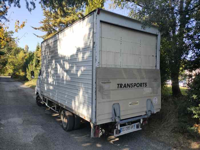 Renault b110 caisse avec hayon 1