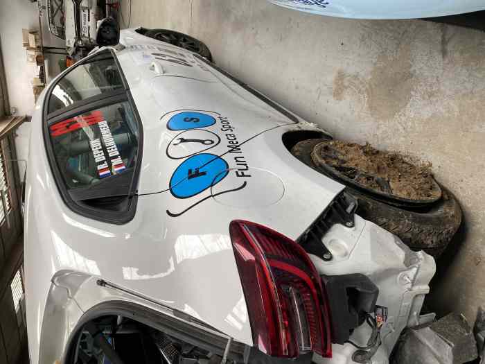RENAULT CLIO V RALLY5 ACCIDENTEE CAISSE #36 3