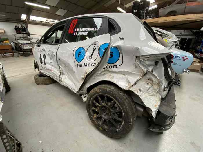 RENAULT CLIO V RALLY5 ACCIDENTEE CAISSE #36 2