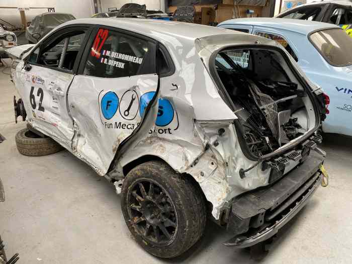 RENAULT CLIO V RALLY5 ACCIDENTEE CAISSE #36 4