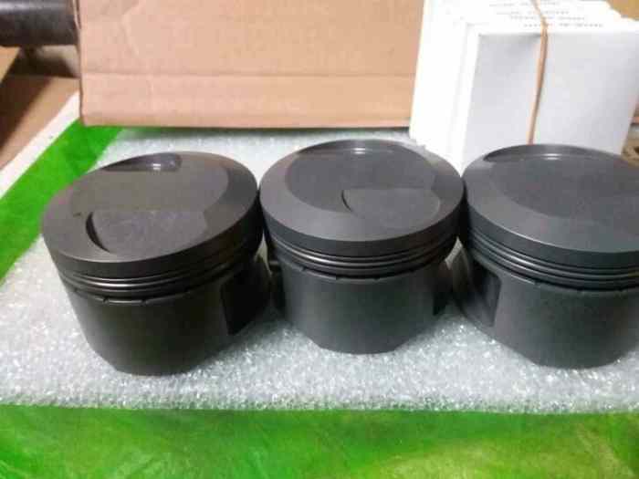 Jeu de 6 pistons forgés neufs BMW M20B...