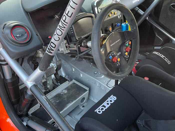 Clio r3t full evo – photo 1 sur 4