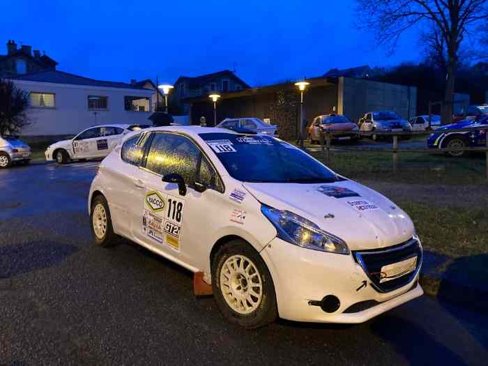 Loue Peugeot 208 R2 Evo