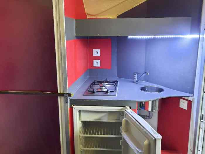 Remorque verene équipée 2 lits, frigo, SDB et douche 4