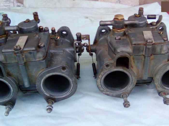 Une paire de carburateurs Solex C40 DD...