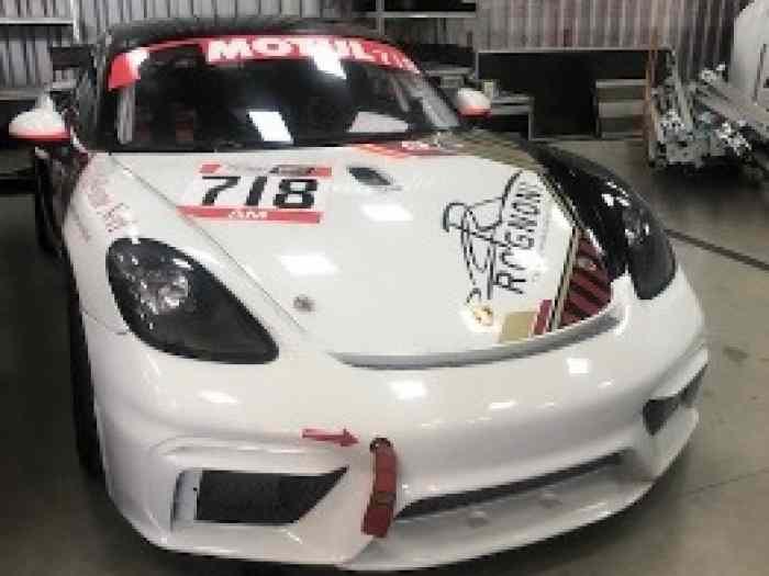 Porsche Cayman GT4 0