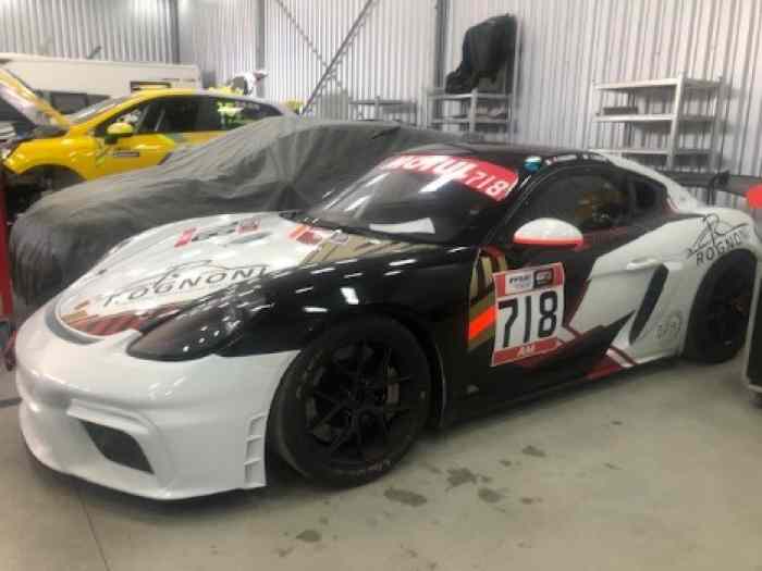 Porsche Cayman GT4 1